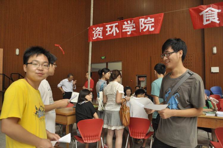 資環(huán)學(xué)院熱烈迎接新生入學(xué)1.jpg